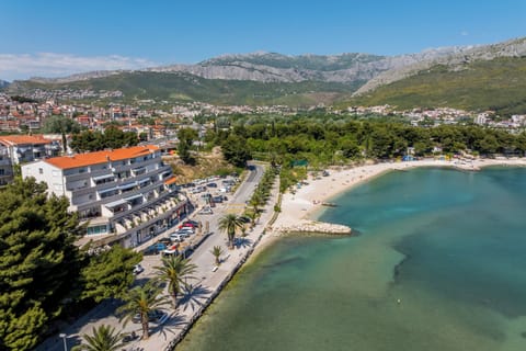 Bird's-eye view of the surroundings.