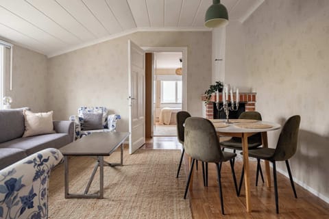 Overview of the living room.