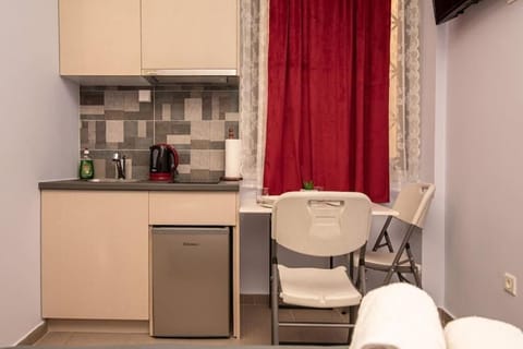 The studio includes a fully equipped kitchenette.