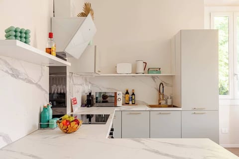 Ampia cucina dotata di tutti gli accessori per cucina per la famiglia come a casa