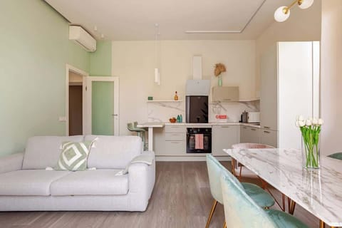 Zona living luminosa e spaziosa. Dotata di divano letto alla francese con comodo materasso da 11cm per dormire come a letto