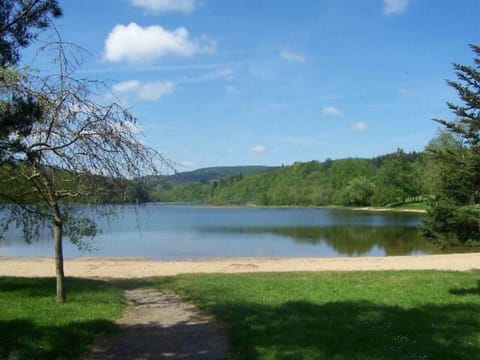 Plage du Lac des Montagnés à 50 m de votre location à Villa Robinson Mazamet