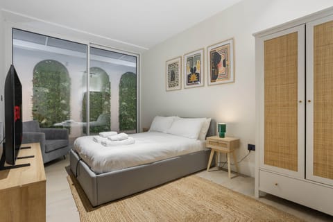 Flat A, 36 Great Russell Street WC1B-14