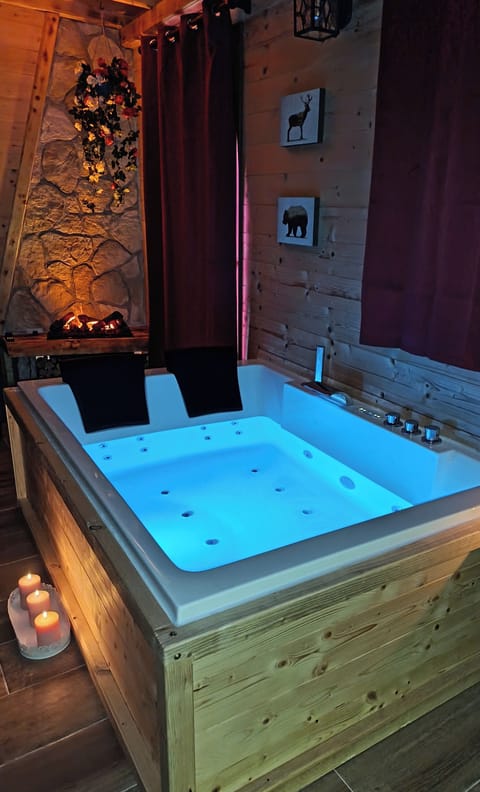 Indoor spa tub
