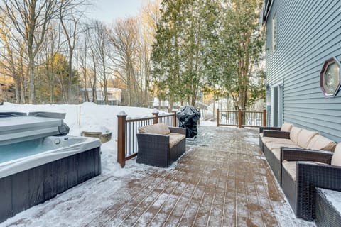 Deck | Private Hot Tub | 7 Mi to Kalahari Indoor Waterpark