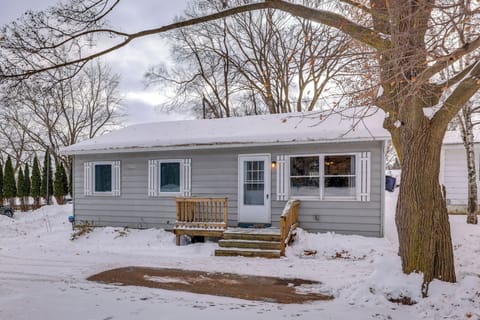 Mt Pleasant Vacation Rental | 3BR | 1BA | Steps to Enter | 884 Sq Ft