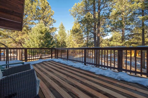 Morning coffee, afternoon lounging, sunset chats—this deck is where the day begins, ends, and gets infinitely better in between.