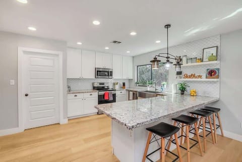 Kitchen Island/Bar