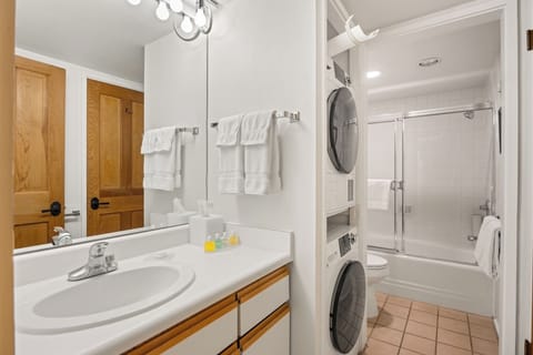 Aspen condo core downtown bathroom
