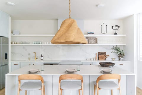 Stunning chef’s kitchen with oversized island, premium SMEG appliances, family-size fridge, dishwasher and Nespresso machine – ideal for home-cooked meals or enjoying takeaway from the many nearby restaurants in Double Bay