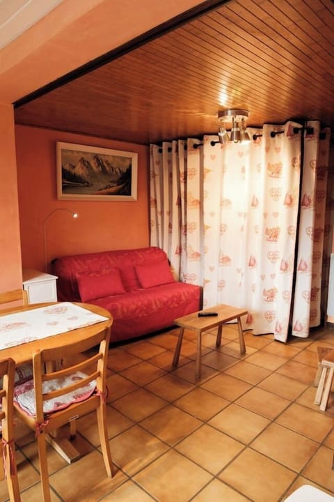 Salon avec canapé et coin repas