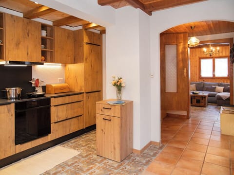 Wood, Furniture, Flooring, Interior Design, Floor, Ceiling, Apartment, Room, Wood Stain, Chair