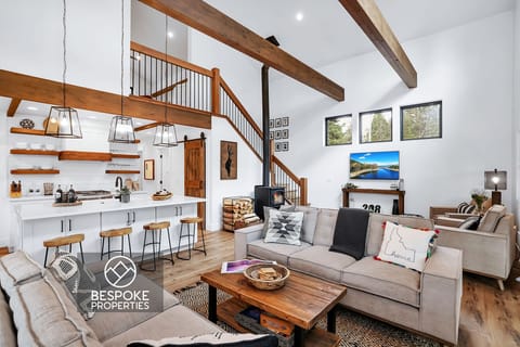 Bright, crisp, and tucked into the pines—Tamarack Shack feels like your own cabin in the woods, just minutes from Tamarack Resort and Lake Cascade