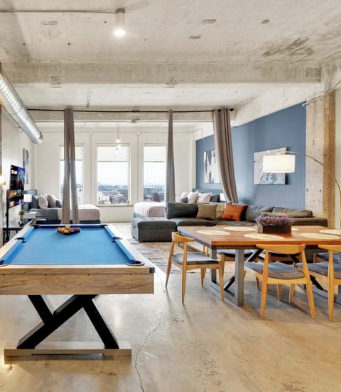 Downtown Dallas Urban Loft Sleeps 7