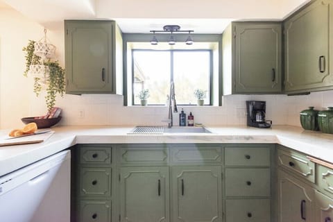 Light, bright and spacious kitchen with all your essentials.