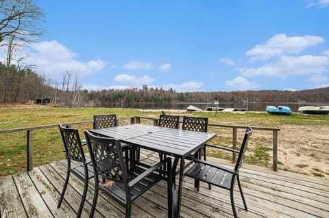 Back deck with great views of Martin Lake just a stones throw away.
