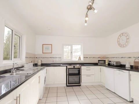 Flooring, Plumbing Fixture, Bathroom, Interior Design, Wood, Floor, Plumbing, Lighting, Tap, Furniture