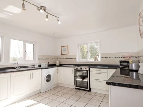 Flooring, Plumbing Fixture, Bathroom, Interior Design, Wood, Floor, Plumbing, Lighting, Tap, Furniture