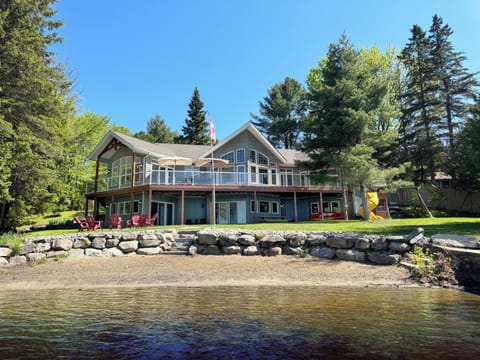 Lakefront 5 Bedroom Cottage on a calm bay with private beach and incredible view