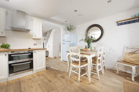 Kitchen and dining room with table seating six - Happy Days Cottage