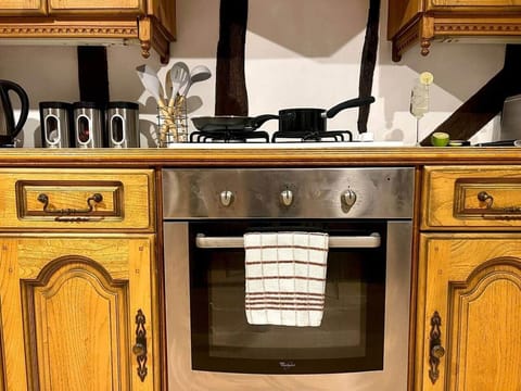 Experience your inner chef in this stunning and fully-equipped kitchen. Book your stay now with Top Stay Hosts serviced accommodation for short or long stays.