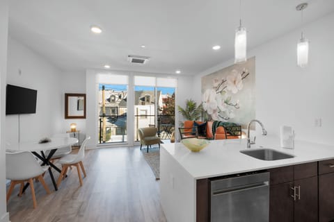 Spacious 1-bedroom Northern Liberties apartment with open living area, full kitchen, modern bathroom, and floor-to-ceiling windows throughout.