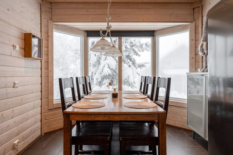 The bay window in the dining area frames the surrounding nature like a living work of art.