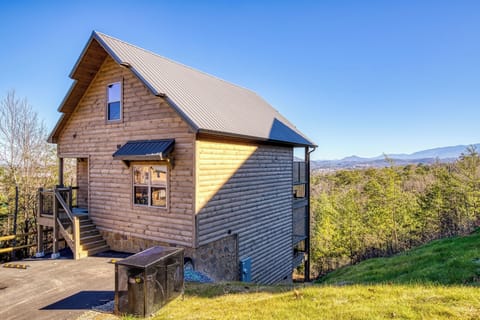Pigeon Forge Cabin with a View "Pine Mountain Overlook" 