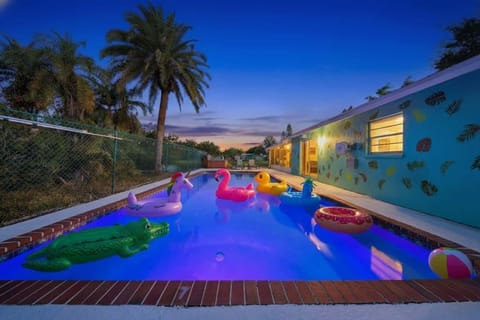 Bradenton retreat—made for family memories. Splash, laugh, unwind, and reconnect. Fun for all ages, cozy nights, sunny days, and moments you’ll cherish long after checkout.

#BradentonAirbnb #FamilyFun #TopKidsAirbnbTampa #FloridaGetaway #Family