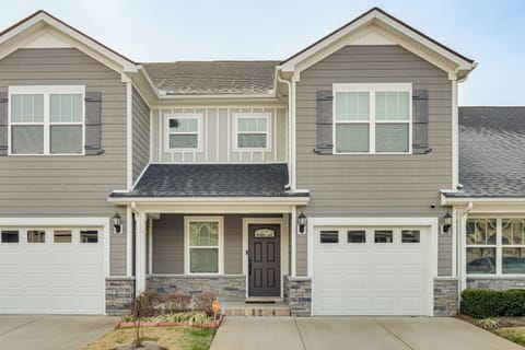 Spring Hill Vacation Rental | 3BR | 3BA | 1,620 Sq Ft | 2 Steps to Enter