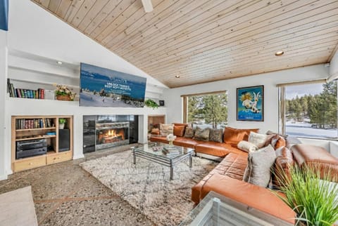 Living room: Wood-burning fireplace with gas assist, Smart TV (75”)