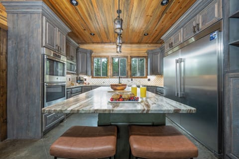Gourmet Kitchen: Whip up culinary masterpieces with high-end appliances and nature views!