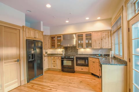 Kitchen: Keurig, cooking utensils, tableware