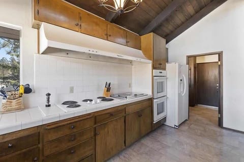 Kitchen cooking area