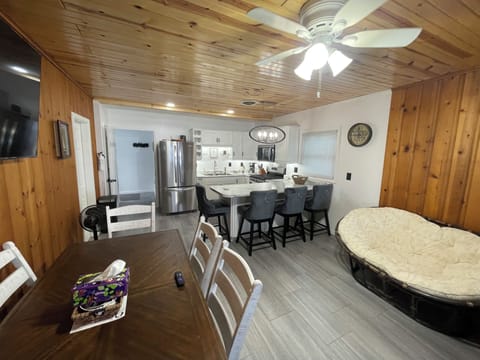 Full Kitchen and dining area.