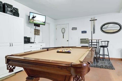 POOL TABLE