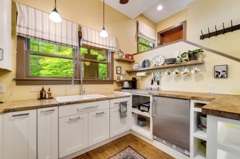 Kitchen with undercounter fridge - no freezer