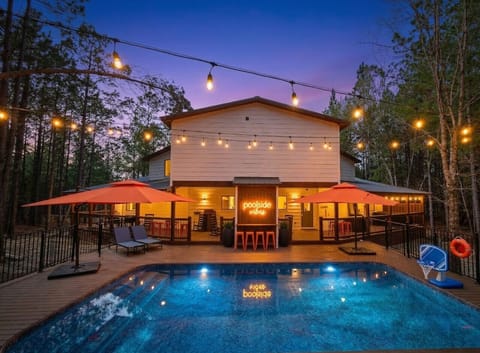 Experience the ultimate Broken Bow retreat. This brand-new, expansive deck features a private swimming pool, a custom mini-putt course, and premium loungers with umbrellas. Enjoy evening drinks at the outdoor bartop overlooking the secluded Hochatown fore