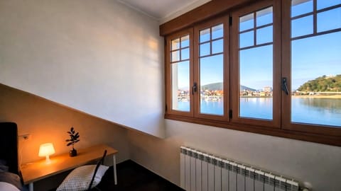 Bed,Bird's eye view,Photo of the whole room,City view,Sea view