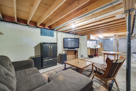 Lower Living Area | Smart TV | Queen Bed | Basement