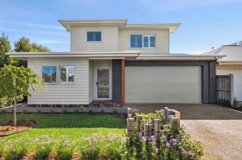 lovely quite neighbourhood just minutes to the shops/ leisure area / market / parks 