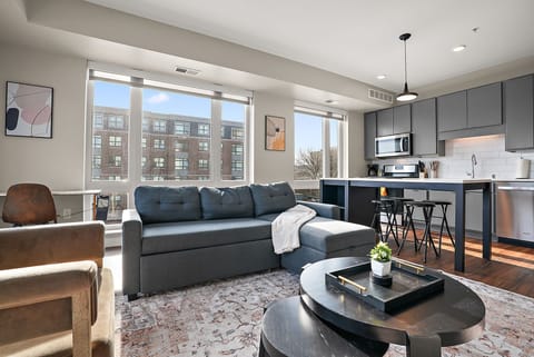 CozySuites in Marquee 2BR 2BA King w/ pool & gym