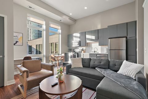 CozySuites in Marquee 1BR King with pool & gym