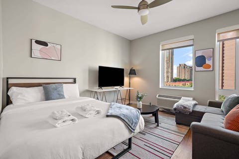CozySuites in Marquee Studio Queen with pool & gym