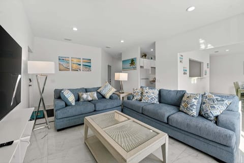 Home Decor, Couch, Furniture, Architecture, Building