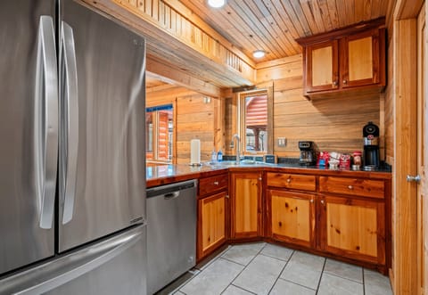 A full-size refrigerator paired with generous prep space makes it easy to stock up, cook comfortably, and settle in for longer stays with a full group.