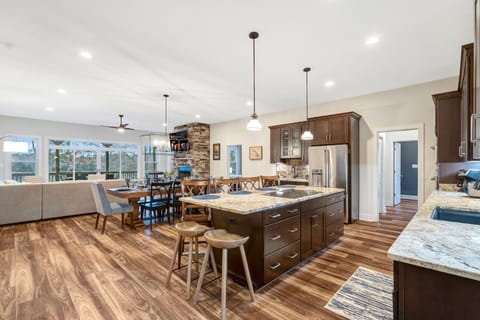 Modern, fully-fitted kitchen - functional, and ready for your family dinners. 