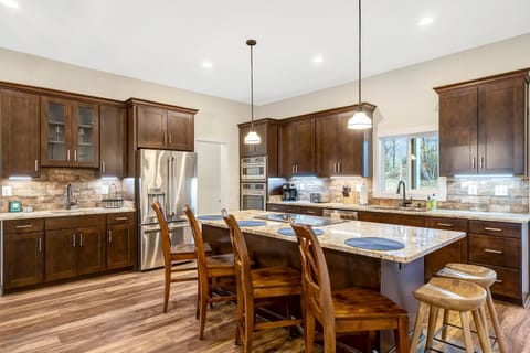 Full kitchen with modern design - cook, and enjoy home-away-from-home meals.