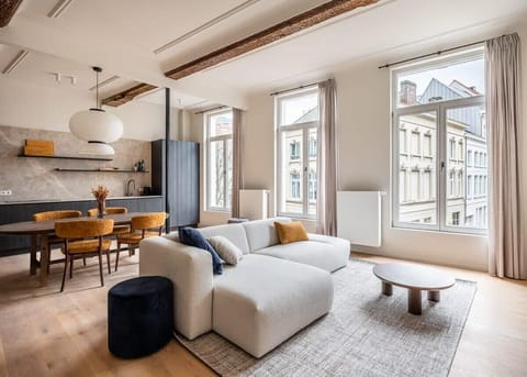 Stylish and bright living room with view on the vibrant city center