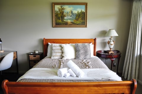 Main bedroom - bed close-up and decoration